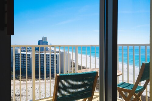 ~Cute Affordable Beachy Studio With Stunning 10th Floor East Beach View~