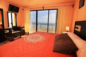 Appartement panoramique, vue sur la mer | 2 chambres, coffre-fort, décor unique, ameublement unique