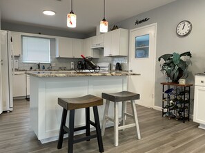 Jääkaappi, mikroaaltouuni, uuni, liesi