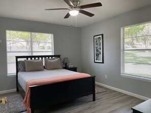 3 makuuhuonetta, työpöytä, silitysrauta/-lauta, ilmainen Wi-Fi