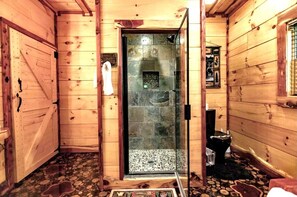 Een douche, een bubbelbad, een haardroger, handdoeken