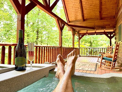 Charming, Cozy, Log Cabin. Private Hot Tub! Very Near Dollywood and Gatlinburg.