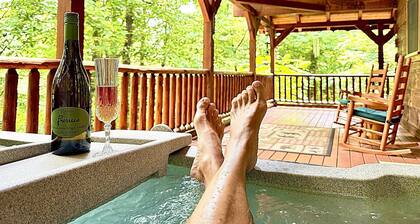 Charming, Cozy, Log Cabin. Private Hot Tub! Very Near Dollywood and Gatlinburg.