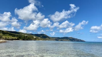 Nær stranden og strandhåndklær