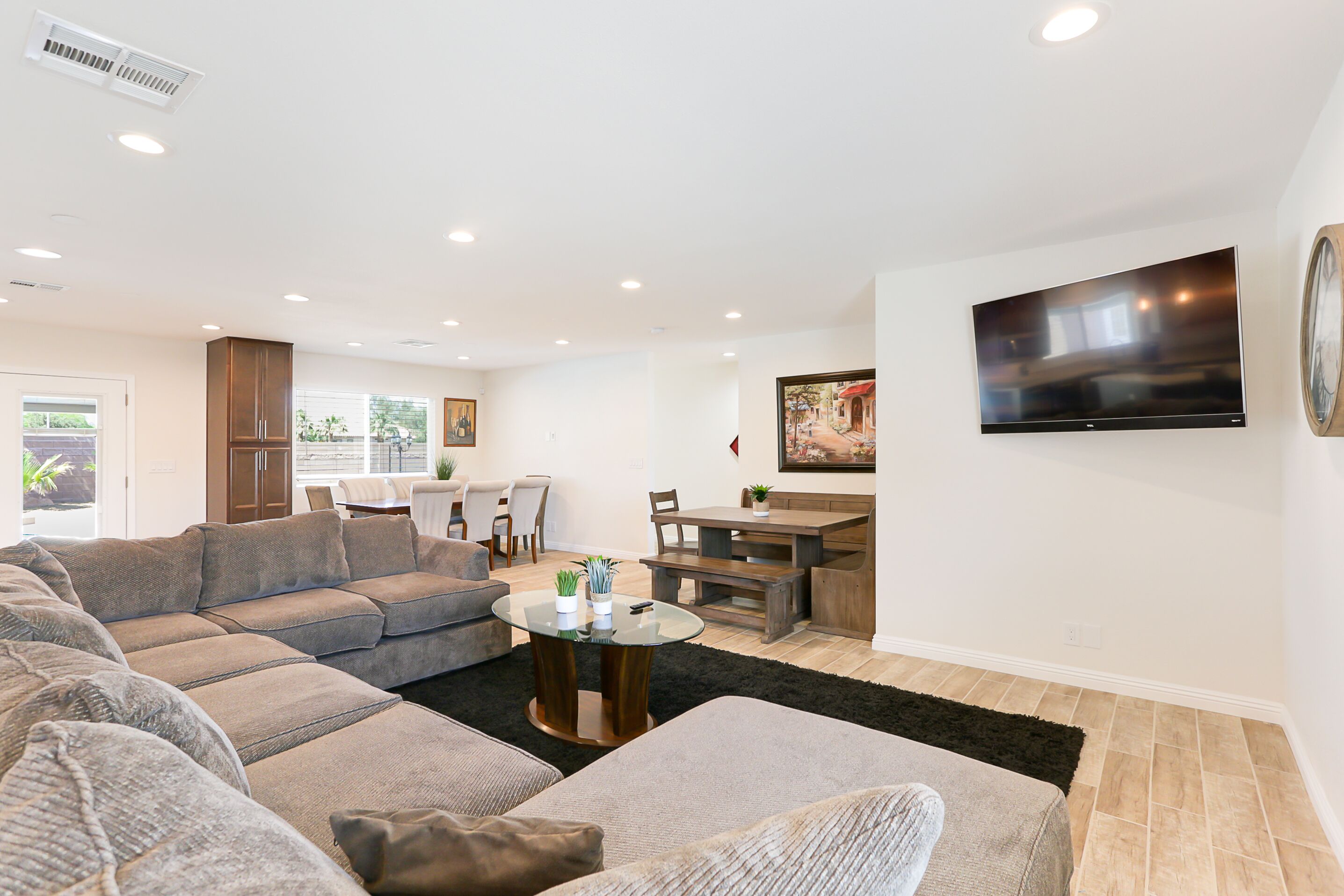 This Home Sleeps 20-26 People Comfortably With Pool And Lots Of Extra Amenities - North Las Vegas, NV