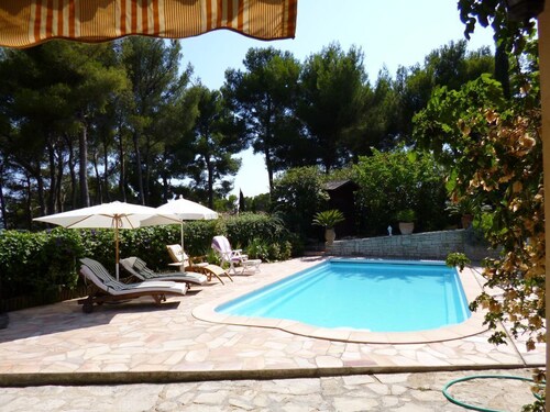 Studio avec piscine en rez de jardin face à la presqu'île de Giens proche plages