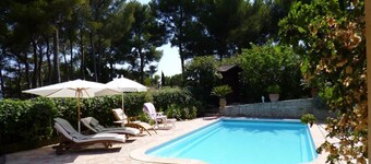 Garden-level studio with pool facing the Giens peninsula, close to beaches