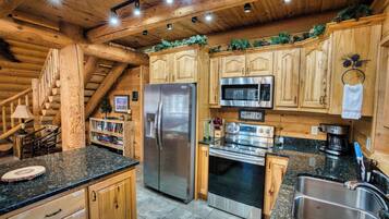 Kylskåp, mikrovågsugn, ugn och diskmaskin