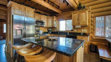 Kylskåp, mikrovågsugn, ugn och diskmaskin