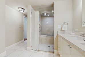 Hair dryer, towels - Modern condo in city center - across the street from the beach (Miami Beach)