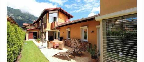 屋外ダイニングエリア