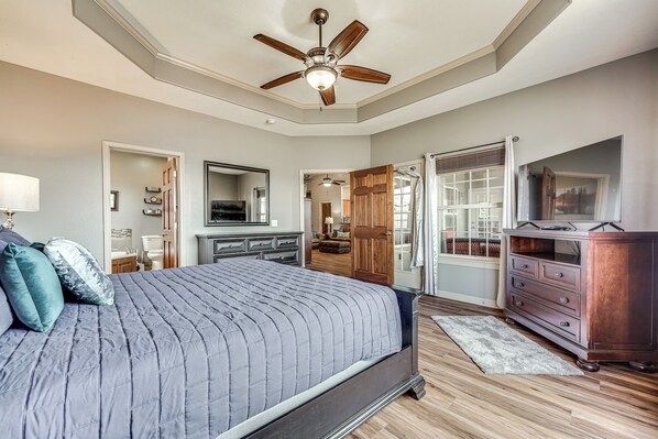 5 bedrooms, desk, travel cot, Internet - Relax Fireside: Branson West Gem w/ Hot Tub Access (Branson West)