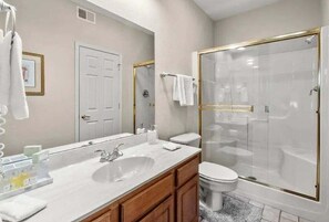 Combined shower/bathtub, jetted bath, hair dryer, towels - Golf-front Branson condo • Sleeps 6 • Pool access (Branson)