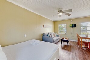 Een strijkplank/strijkijzer, internet, beddengoed