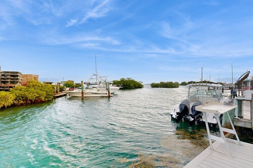 Newly remodeled, bayfront studio with dock, views & open water access