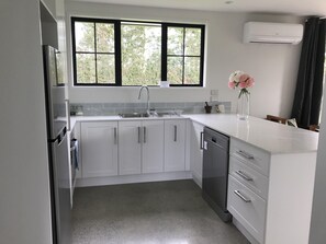 Fridge, microwave, oven, stovetop - Brand New Cottage Close to Lake Karapiro (Cambridge)