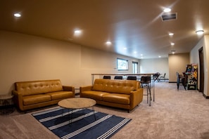 Smart TV, chimenea, videojuegos, futbolito