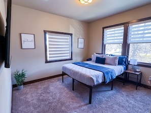 6 bedrooms, desk, iron/ironing board, travel cot