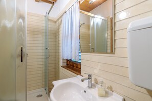 Douche, serviettes fournies