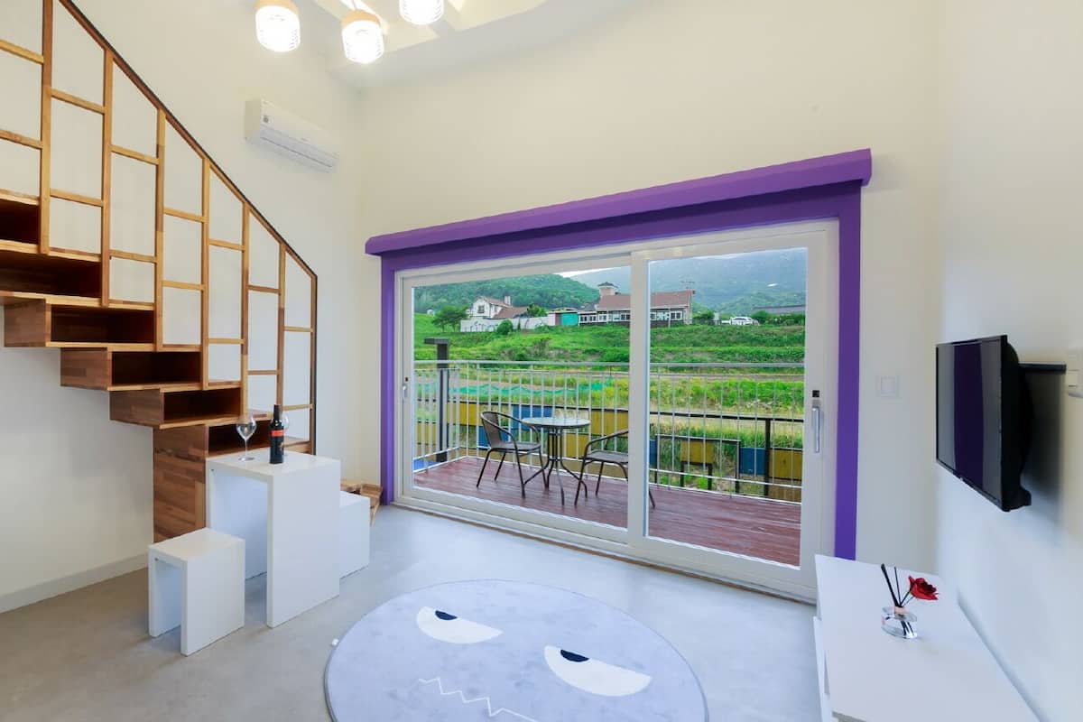 A103 (Pool Villa, Contact property to use private pool) | Woonkamer | Een flatscreentelevisie