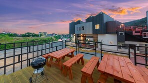 Un bâtiment moderne doté d’un balcon et d’un espace extérieur aménagé pour s’asseoir.