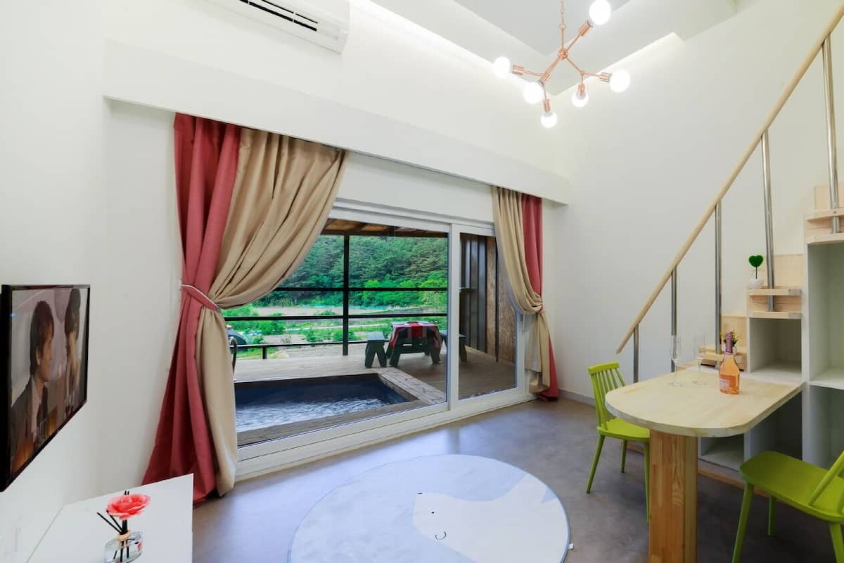 L102 (Pool Villa, Contact property to use private pool) | Woonruimte | Een flatscreentelevisie