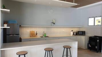 Réfrigérateur, micro-ondes, plaque de cuisson, bouilloire électrique