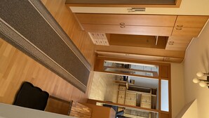 Una cocina moderna con armarios de madera, una encimera y vistas al área de estar a través de un espacio abierto.