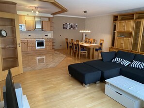 Smart-TV, Bücher, Stereoanlage