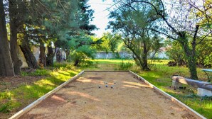 Un campo de croquet con un borde de madera y algunas bolas de croquet.