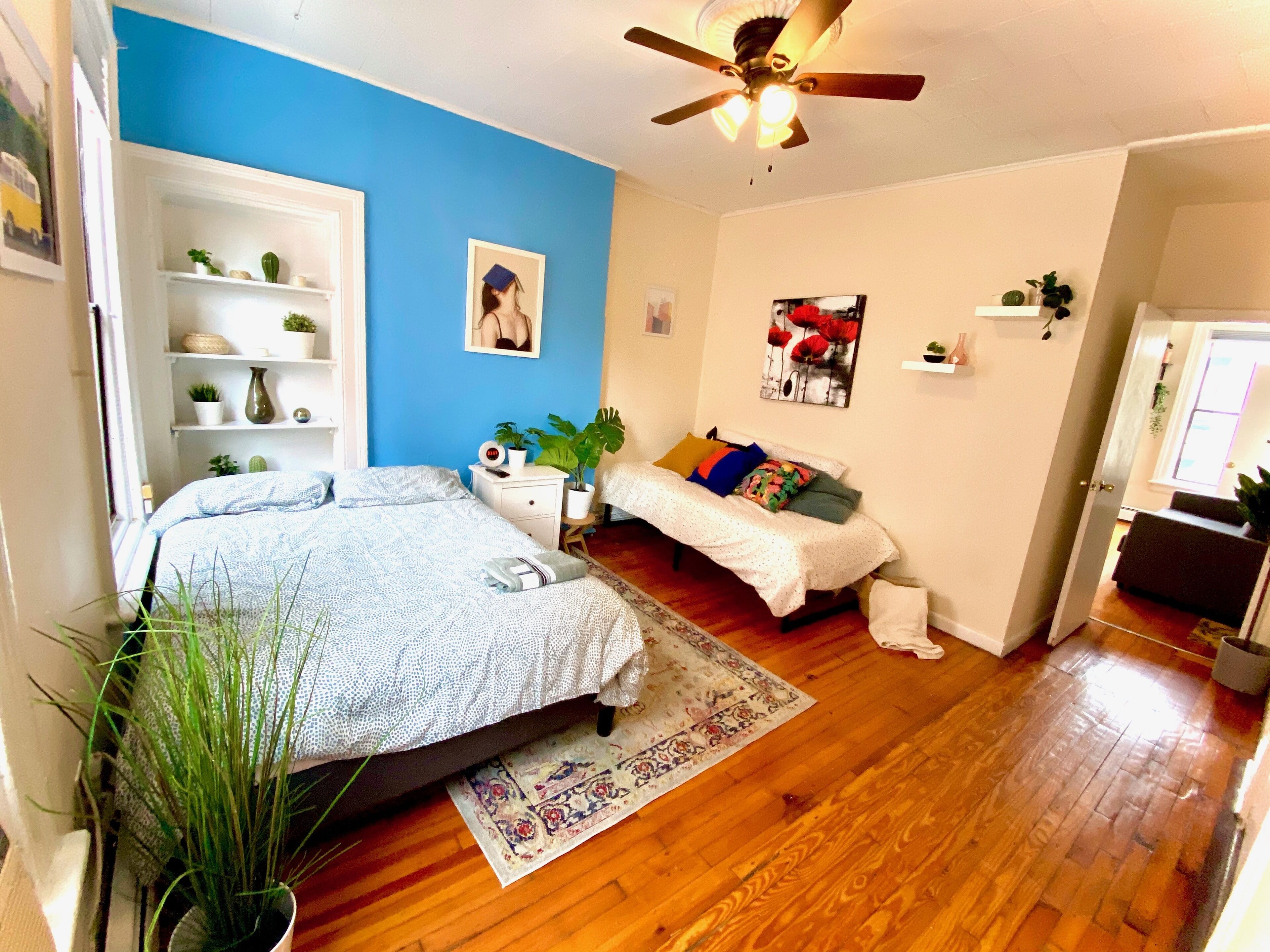 2 habitaciones, tabla de planchar con plancha, wifi y ropa de cama 