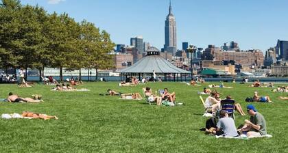 Sun-Drenched Modern 2BR, Just 1 stop from NYC!