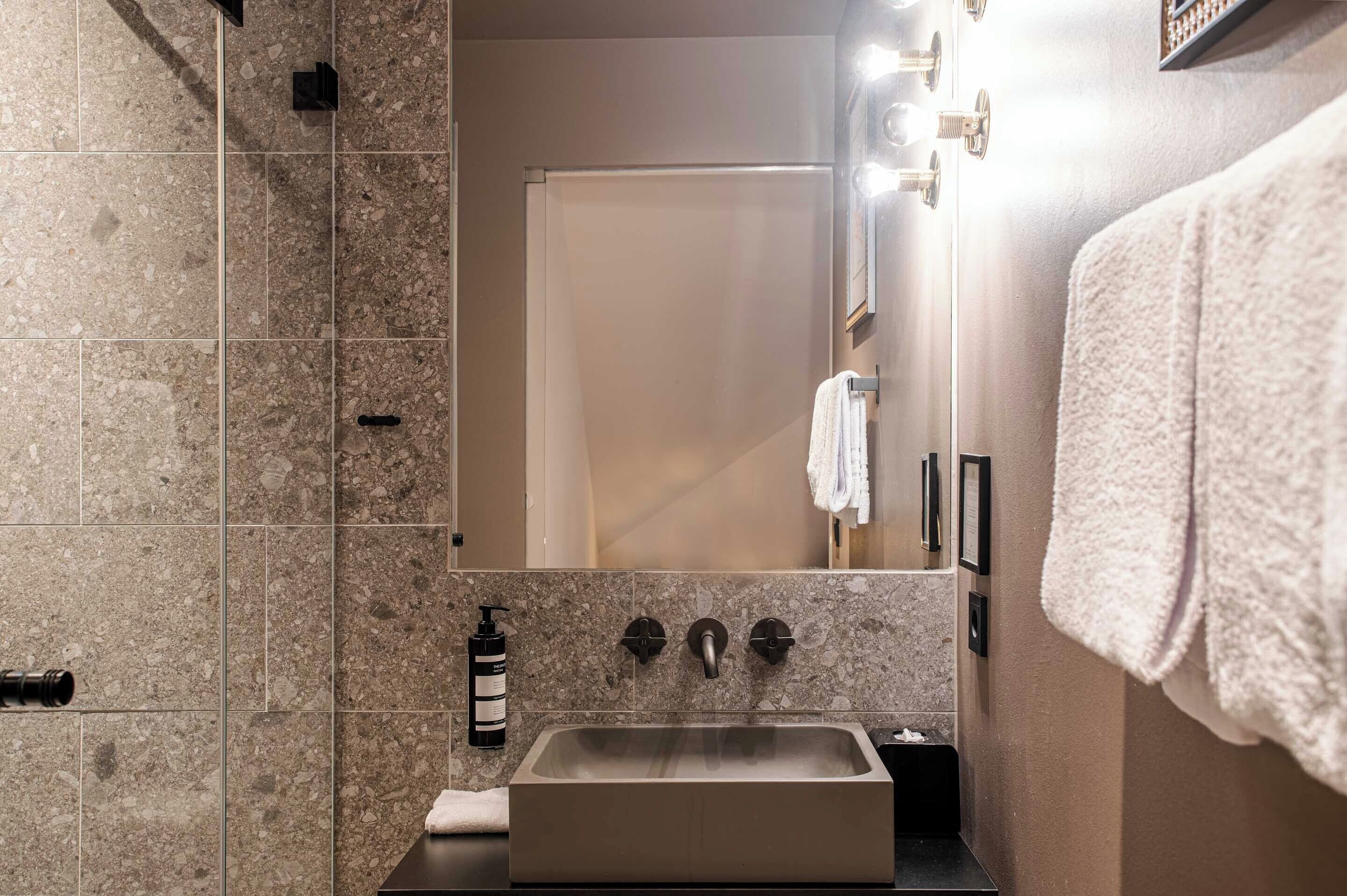 Queen Room | バスルーム | シャワー、レインフォールシャワー、ヘアドライヤー、タオル