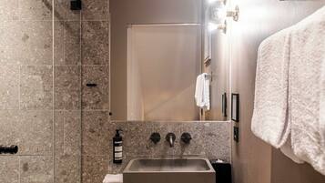 Queen Room | Baño | Ducha, cabezal de ducha tipo lluvia, secador de pelo y toallas