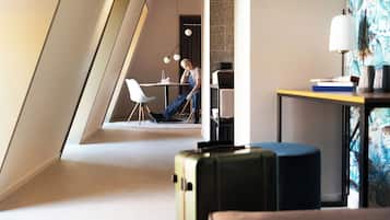 Suite | Living area | 42-inch flat-screen TV with satellite channels, TV