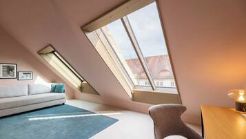 Comfort Queen Room with sofa bed | Wohnbereich | 42-Zoll-Flachbildfernseher mit Satellitenempfang, Fernseher