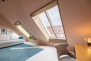 Comfort Queen Room with sofa bed | Coin séjour