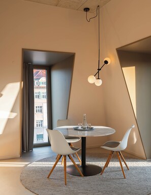 Junior Suite | Premium bedding, individually decorated, individually furnished - Hotel Miano by Limehome (Munich)