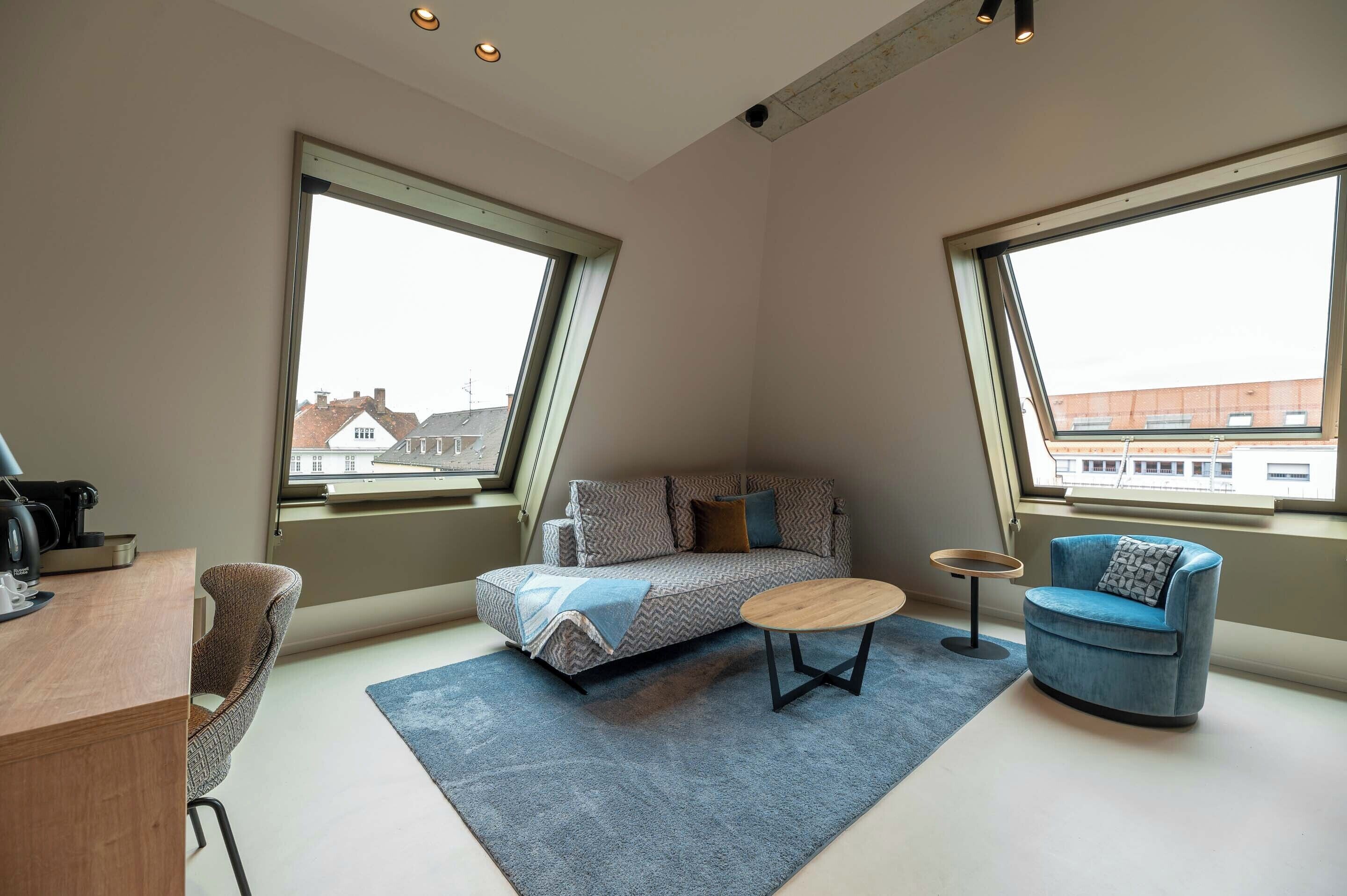 42-英寸纯平电视 （配备卫星频道）、电视