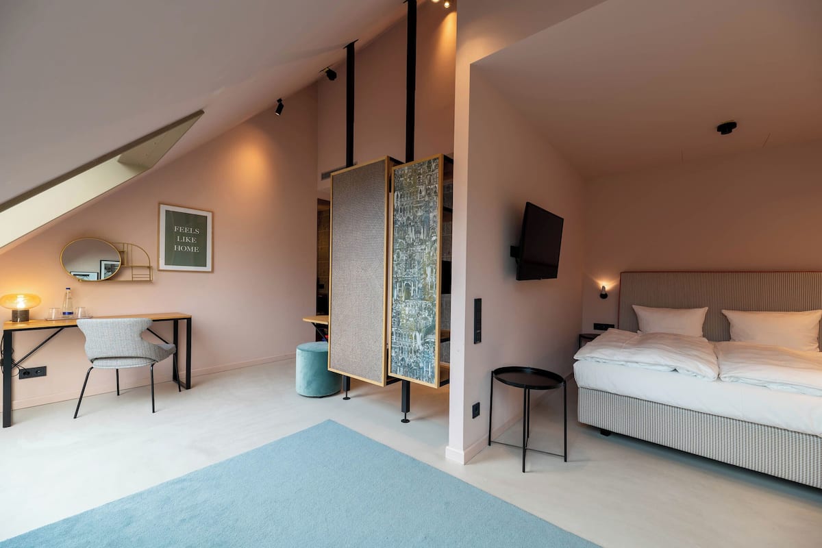 Comfort Queen Room with sofa bed