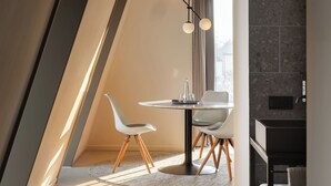 Junior Suite | Blendingsgardiner, lydisolert, wi-fi (inkludert) og individuelt dekorert