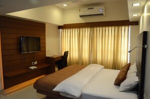 Desk, free WiFi - Hotel Yuvraj (Vadodara)