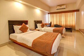 Desk, free WiFi - Hotel Yuvraj (Vadodara)