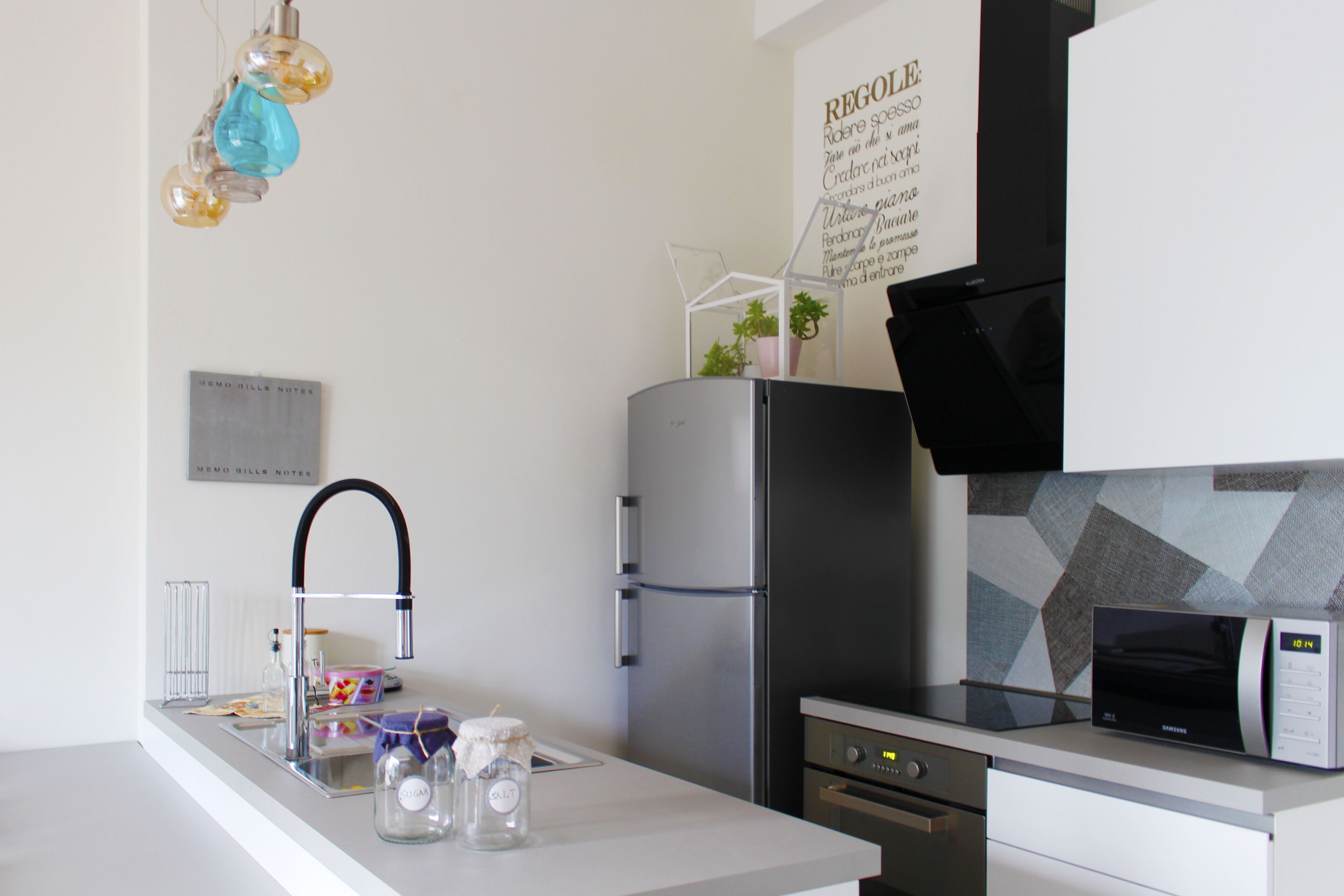 Frigorifero, microonde, forno, piano cottura