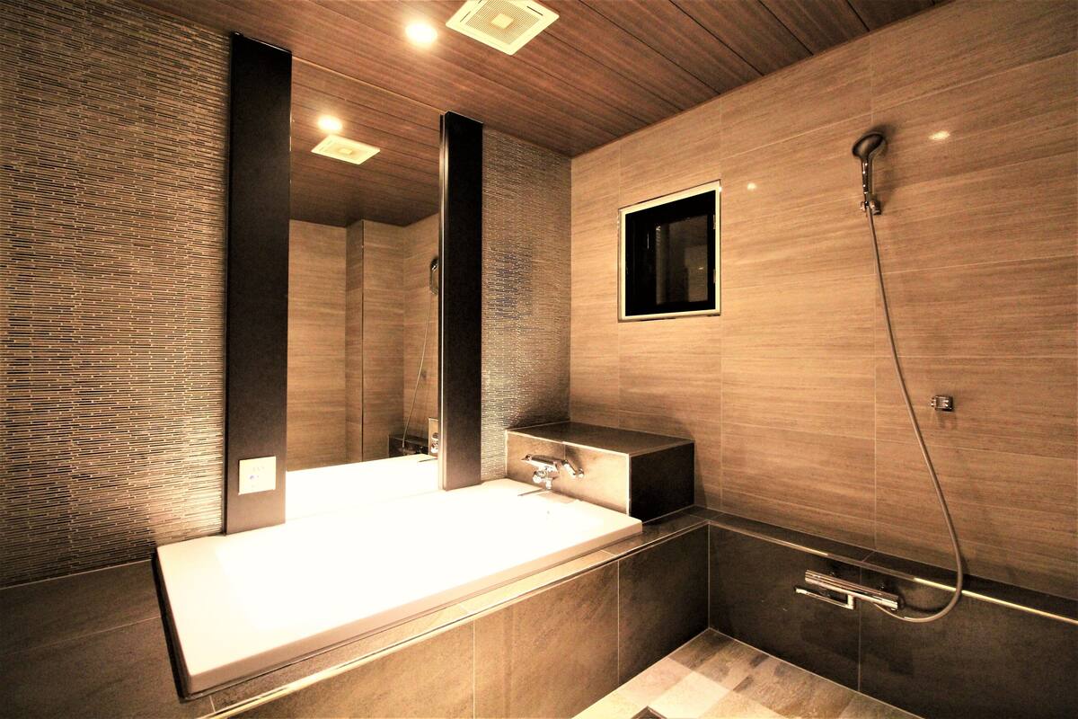 Basic Room | Bathroom | Slippers, towels