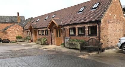 Nuneaton - Cottage - Sleeps 2 - Parking - Garden