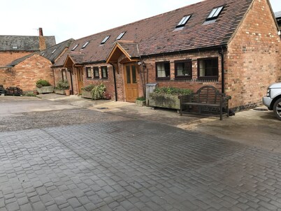 Nuneaton - Cottage - Sleeps 2 - Parking - Garden