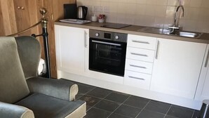 Highchair - Nuneaton - Cottage - Sleeps 2 - Parking - Garden (Nuneaton)