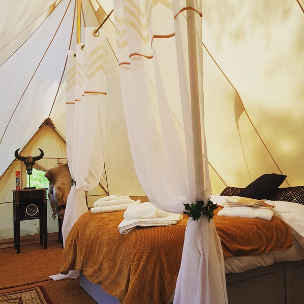 2 bedrooms, bed sheets - Immaculate Wigwam + Private Wood Burning Hot Tub (Aignan)