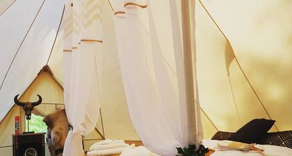 Immaculate Wigwam + Private Wood Burning Hot Tub